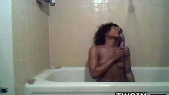 Sweet interracial relaxation in the bathroom with ebony kim